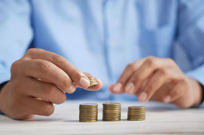 Mann zählt Geld
